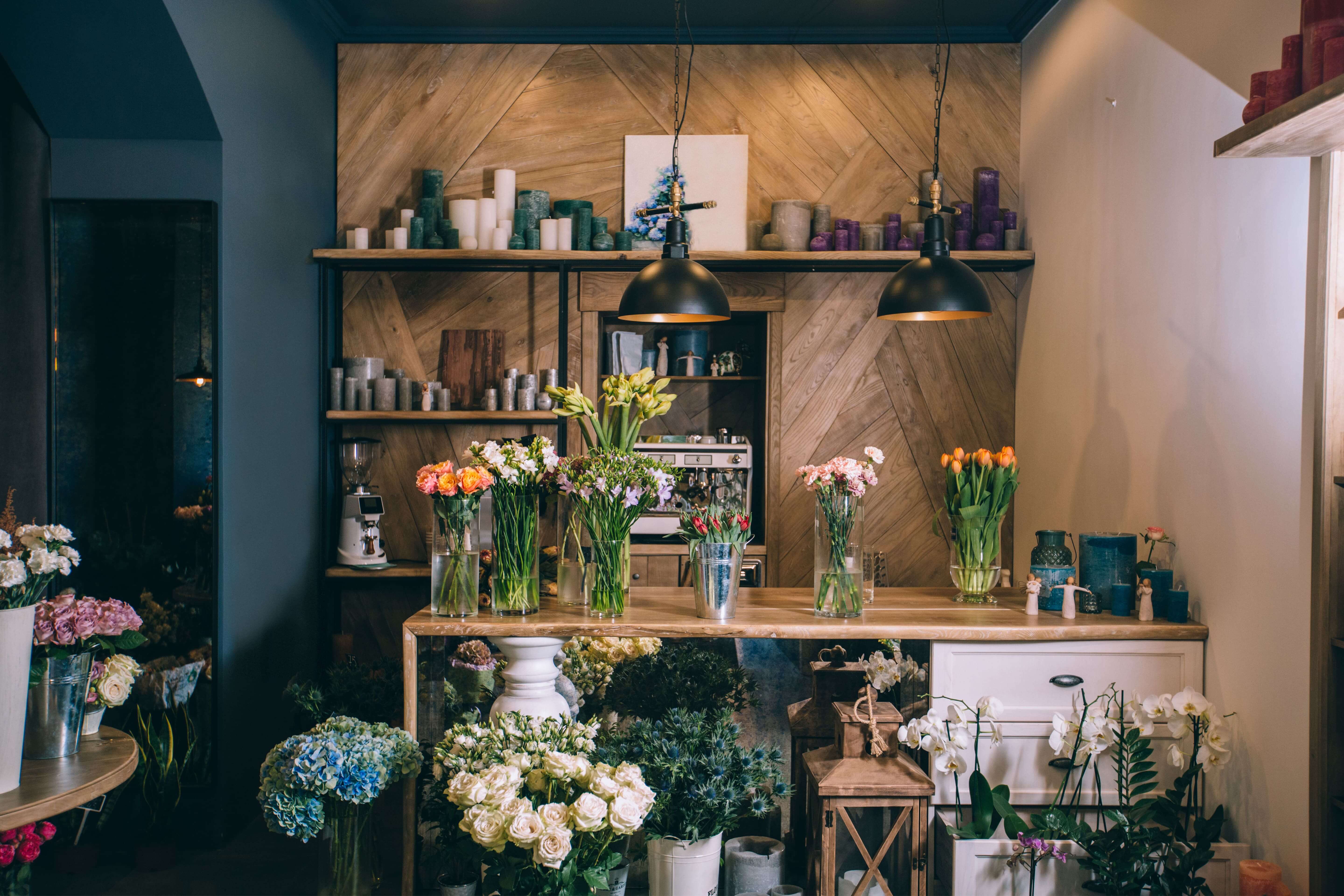 Interieur van een bloemenwinkel met verse bloemen in vazen